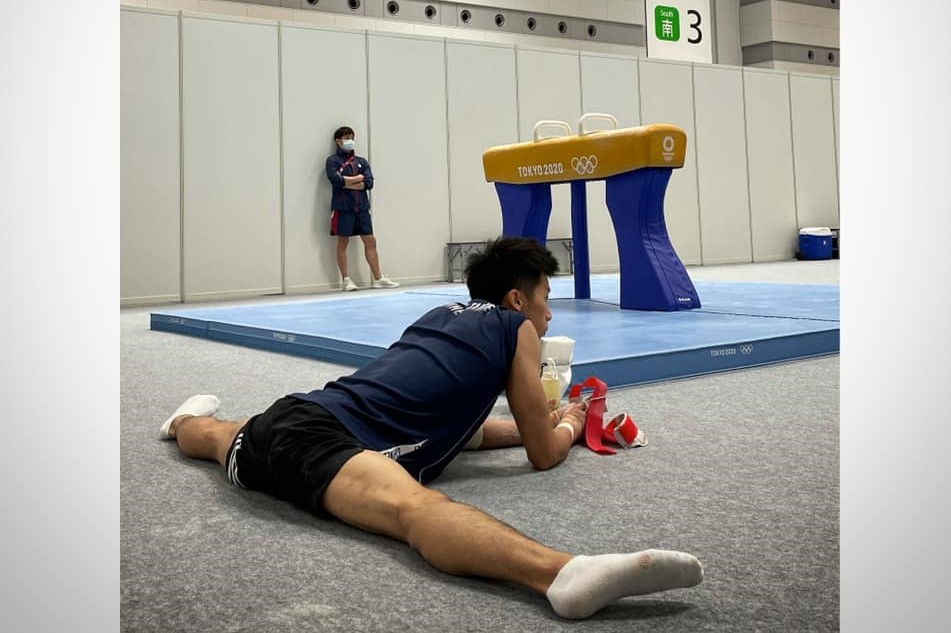 李智凱PO出他在體操館練習後休息的照片，秀出一字馬，告訴大家他安好。  （臉書）