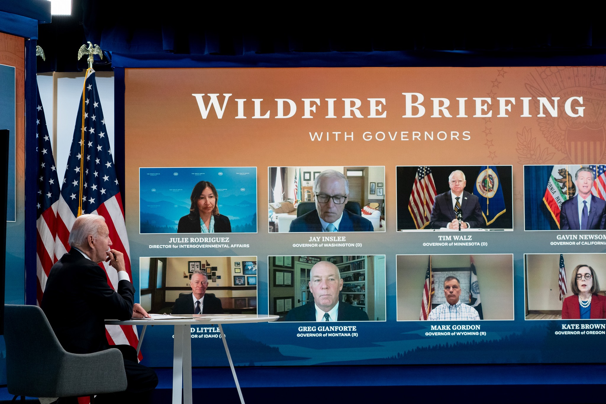 美國總統拜登30日和幾個野火災情嚴峻、正在破壞當地社區的西部州長會談，表示這場危機凸顯採取行動遏制氣候變遷的迫切需要。(圖：The White House)