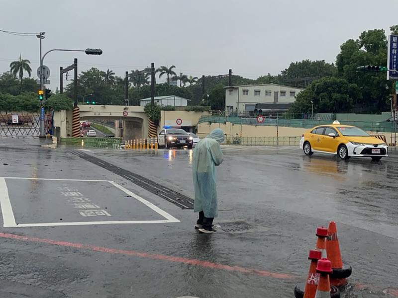受到西南氣流及低壓帶影響，今日天氣不穩定，中南部地區雨勢將持續。圖為台南市31日出現強降雨造成多處淹水。（台南市政府提供） (圖：中央社)