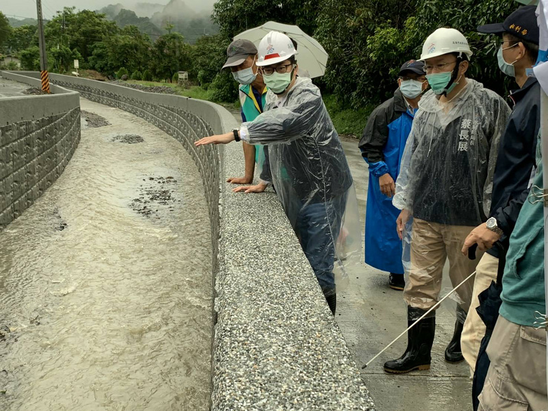 西南氣流造成高雄大面積強降雨。圖為高雄市長陳其邁（前左）31日下午率水利局人員了解各項改善工程進度。（高雄市水利局提供）