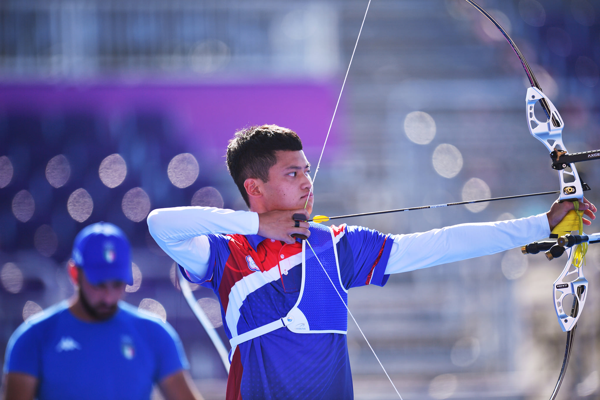 台灣射箭好手湯智鈞31日於東奧男子個人射箭4強賽，迎戰義大利選手奈斯波利，可惜以2:6落敗。(路透社/達志影像)