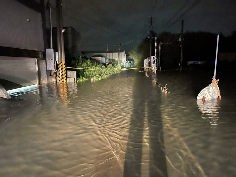 西南氣流造成高雄豪雨不斷，岡山區興北巷62弄一度因雨勢過大、宣洩不及，積水深達40公分。（民眾提供） (圖：中央社)