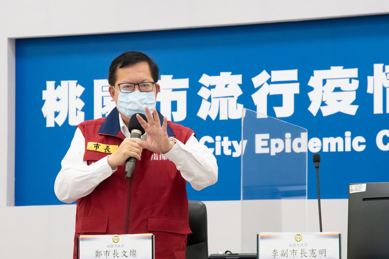 桃園市長鄭文燦表示，桃園市為長者施打疫苗所採用的「主動通知制」，雖然和目前「全民預約制」不同，但各有優點，將與指揮中心溝通，融合雙方優點考慮雙軌並行。（桃園市政府新聞處提供） (圖：中央社)