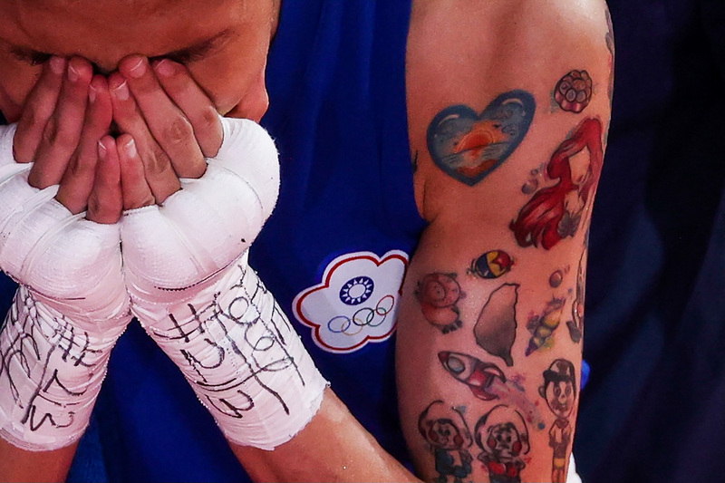 台灣女子拳擊好手黃筱雯1日在東京奧運51公斤量級8強賽搶勝、晉級4強，確定有牌，接下來力拚獎牌成色。她帶著手臂上台灣圖案刺青替台灣奪牌，刺青圖案也受到外媒的討論。 (圖：中央社)