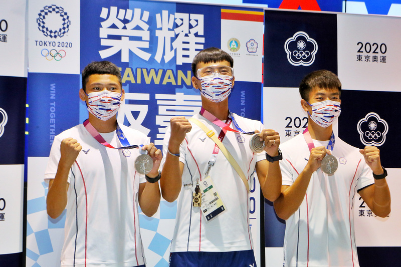 台灣男子射箭代表隊好手魏均珩（中）、湯智鈞（左）與鄧宇成（右）在東京奧運男團賽事中獲得銀牌，為台爭光。魏均珩1日下午返台受訪表示，「這次不是終點，是下一個起點」。 (圖：中央社)