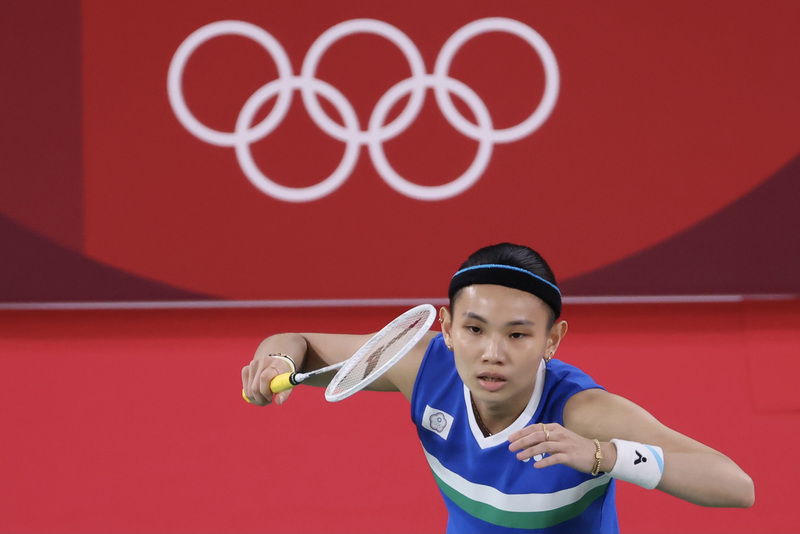 東京奧運羽球女子單打冠軍戰1日晚間登場，世界羽球球后戴資穎代表台灣出征，全神貫注面對對手的每一球，予以回擊。 (圖：中央社)