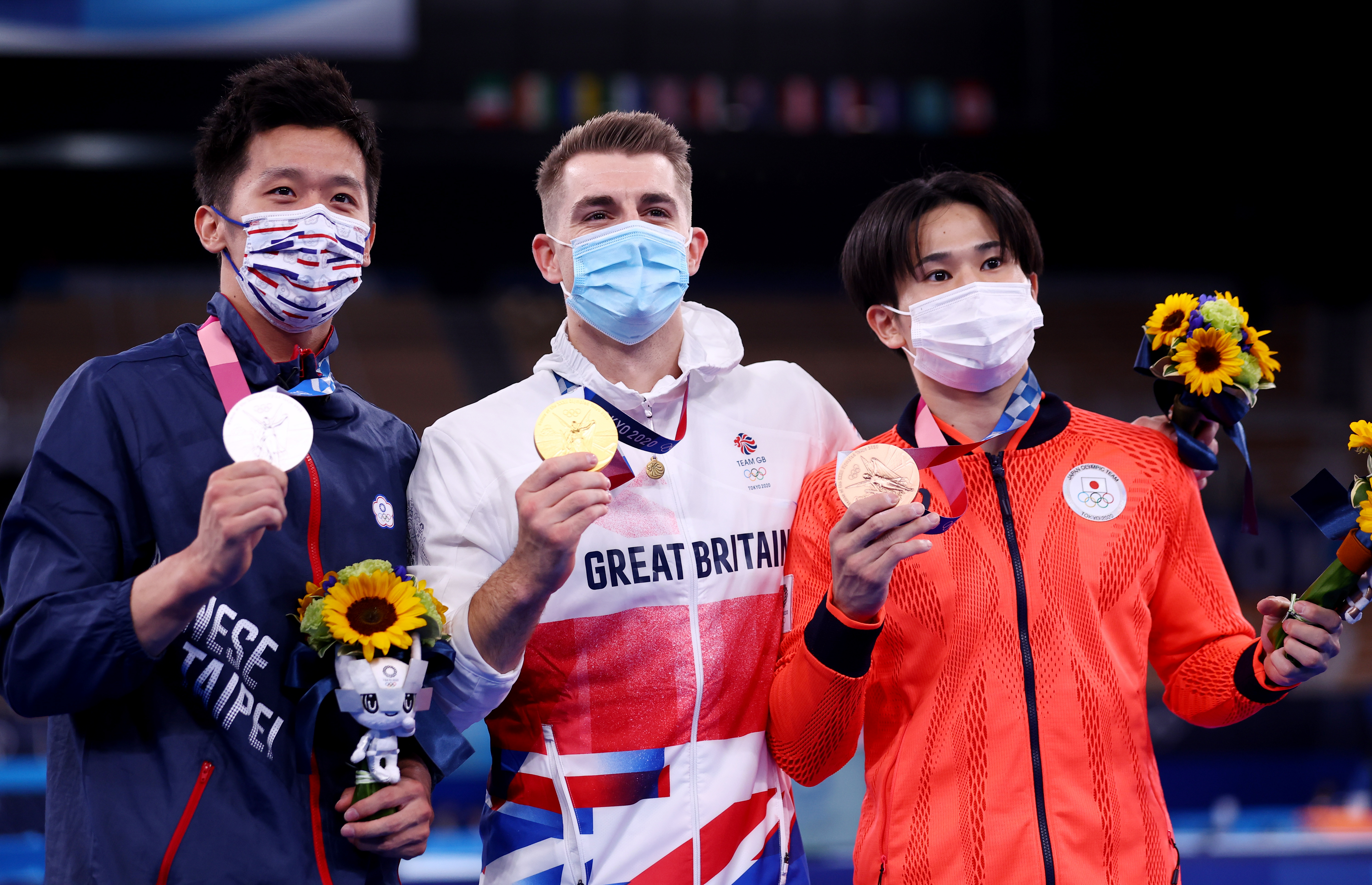 李智凱(左）鞍馬奧運奪銀和金牌得主英國懷特洛克（Max Whitlock）（中），以及銅牌日本選手萱和磨合影。（路透社／達志影像）