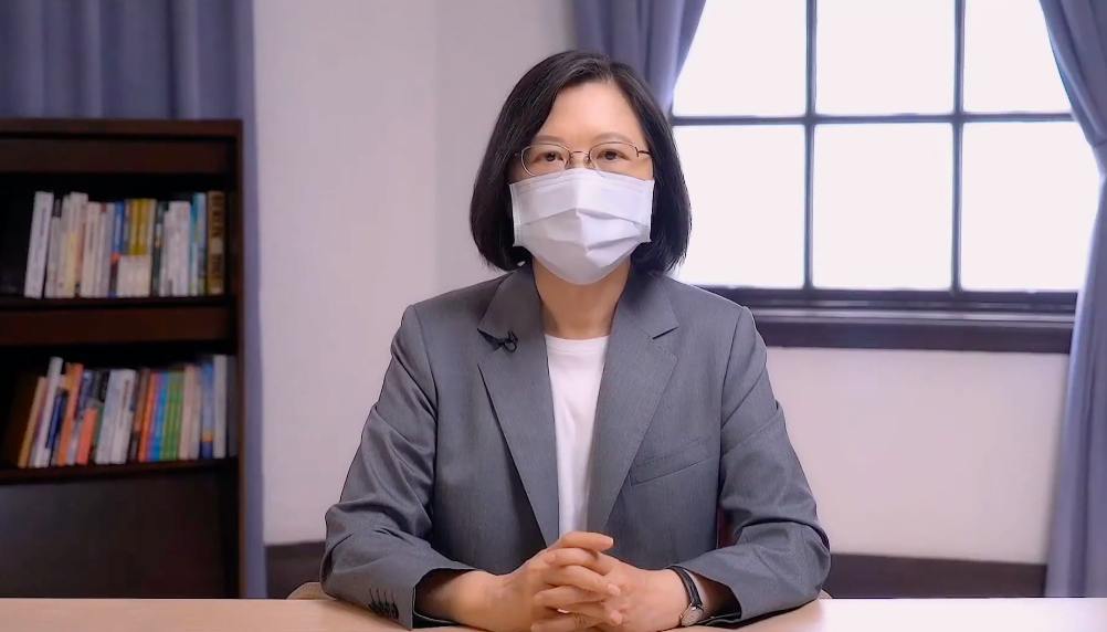 蔡英文總統今日以影片祝賀原住民日時表示，今年原住民族日舉辦許多豐富多樣的活動，她要邀請大家在為原住民選手的表現喝采時，更別忘了要一起認識原住民族的歷史和文化。（圖取自原住民委員會臉書畫面）