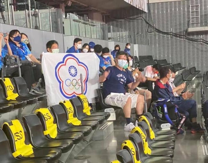 我駐日大使謝長廷在此次東京奧運賽事期間，穿梭在選手村與場館間替台灣選手加油打氣！昨日特別前往羽球賽場全程為戴資穎與麟洋配加油。圖：謝長廷臉書