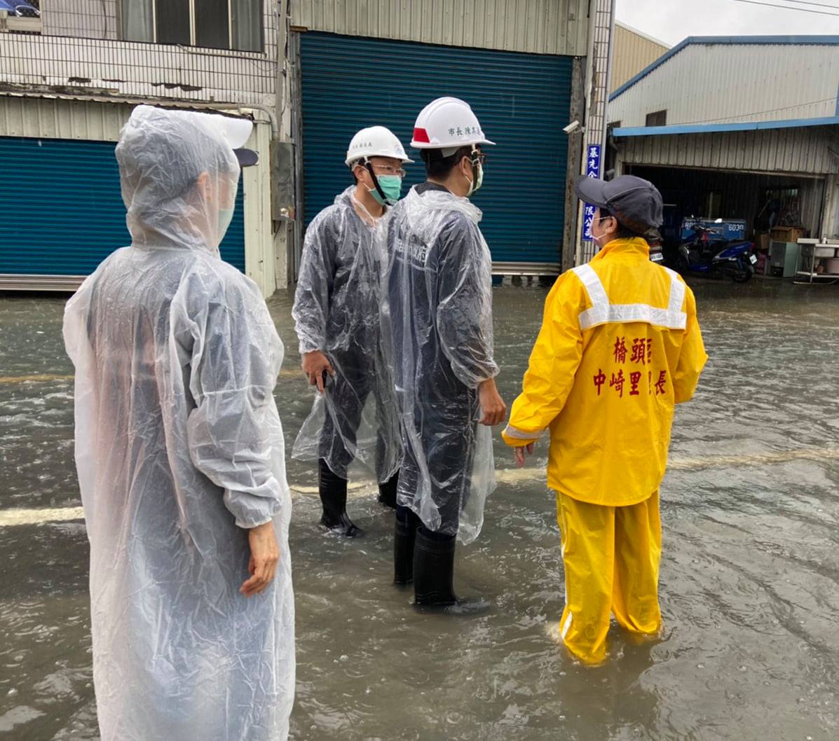 受到西南氣流影響，高雄市豪大雨不斷，市區已經有多處淹水，山區則發出土石流警戒。圖為市長陳其邁31日巡視時市區狀況。（陳其邁臉書）