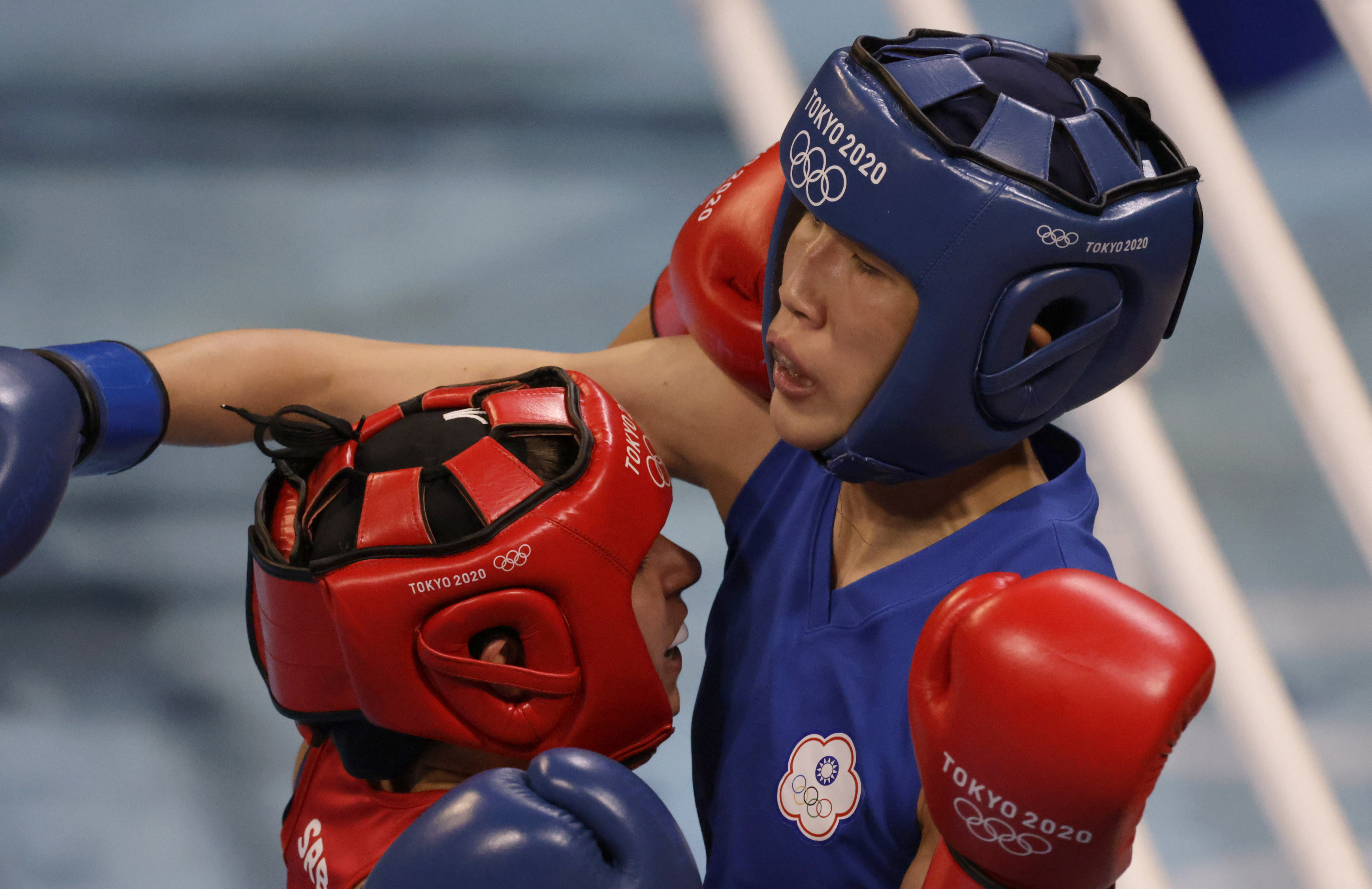 東京奧運1日舉行女子拳擊51公斤級8強賽，台灣黃筱雯擊敗塞爾維亞對手拉多凡諾維奇（NinaRadovanovic），晉級4強。（路透社/達志影像）