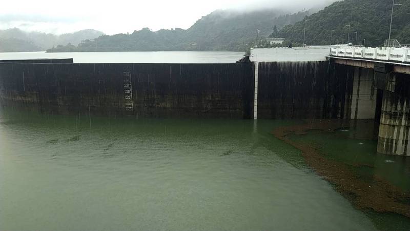 全台最大水庫的曾文水庫，5月底最乾涸時僅剩1830萬公噸的蓄水，但2個月來持續降雨，蓄水激增逾4億公噸，逐漸逼近滿水位。（南區水資源局提供） (圖：中央社)