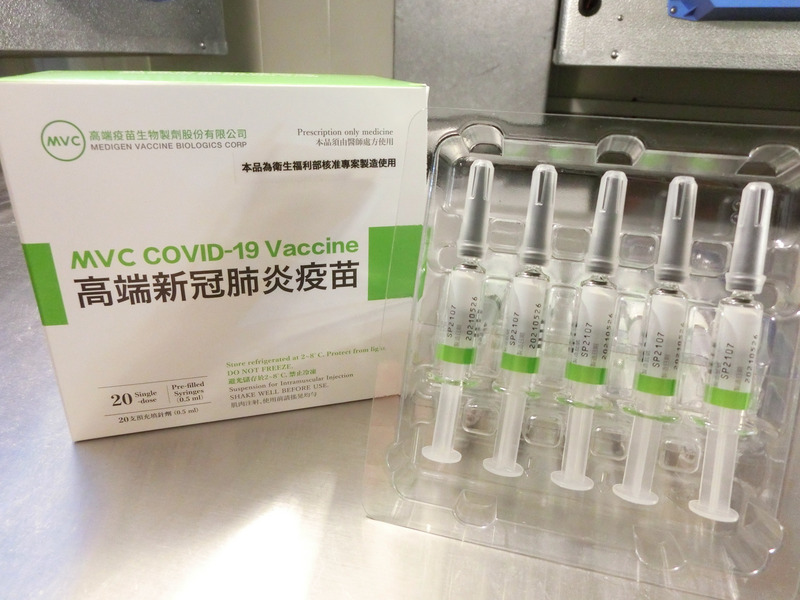 食藥署2日宣布，首4批高端疫苗已完成檢驗並核發封緘證明書，共26萬5528劑疫苗正在進行封緘作業，預計傍晚可放行，效期約6個月。（食藥署提供） (圖：中央社)
