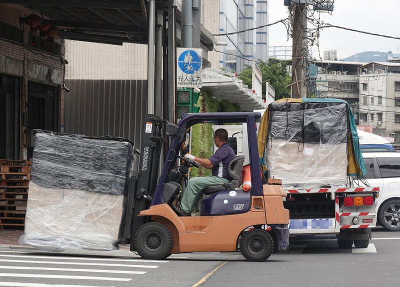 勞動部統計，無薪假又增近千人，以旅行社與製造業增加最多。勞工示意圖。 (圖：中央社)