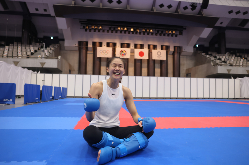 空手道國手「小清新」文姿云出戰東京奧運。圖為文姿云2日在日本東京武道館備賽，練習完後坐下休息。 (資料照片／中央社)