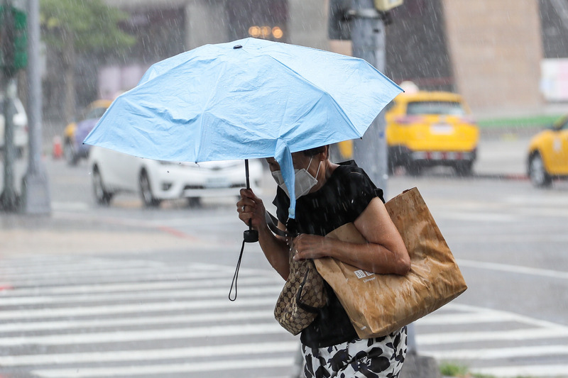 西南風持續影響 西半部留意大雨豪雨。 (圖：中央社)