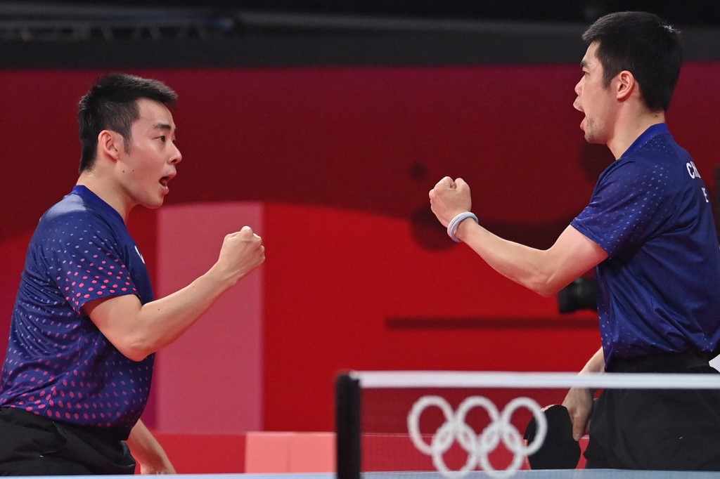 台灣桌球好手莊智淵、林昀儒、陳建安直落三力退克羅埃西雅，晉級桌球男團8強。圖為莊智淵(右)與陳建安(左）。（法新社）
