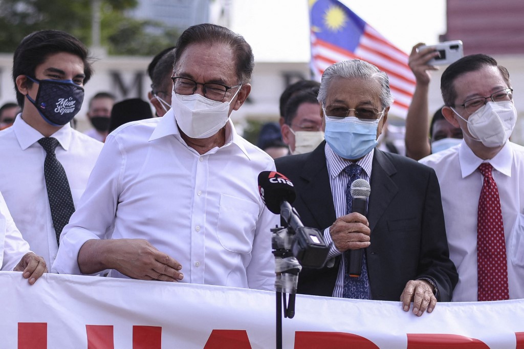 馬來西亞前首相馬哈地(右2)與反對派領袖安華(左)發起示威遊行，要求首相慕尤丁下台。 (AFP)