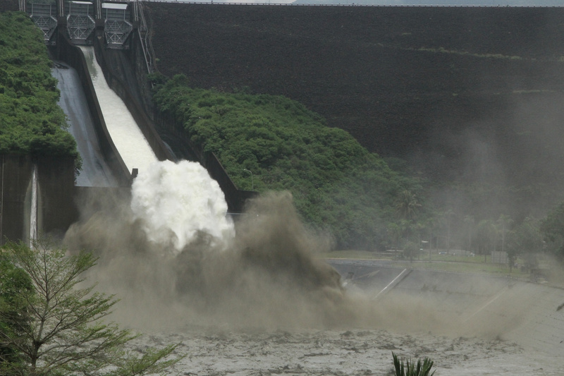 南部地區連日降雨，曾文水庫3日蓄水率超過9成，中午12時起開啟閘門從溢洪道直接洩洪，是近2年來首度洩洪。 (圖：中央社)