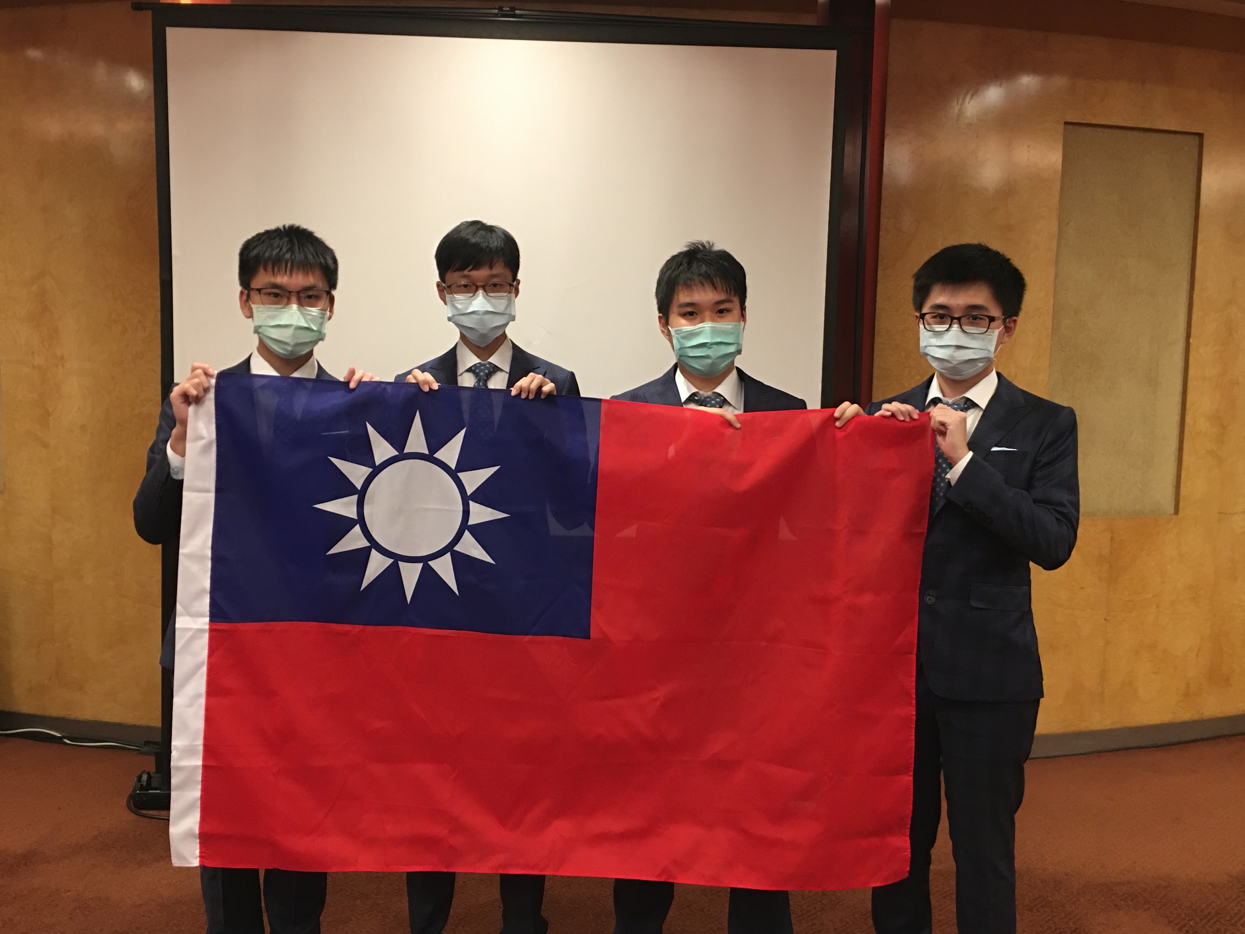 台灣在第53屆國際化學奧林匹亞競賽，拿下3金1銀。(教育部提供)