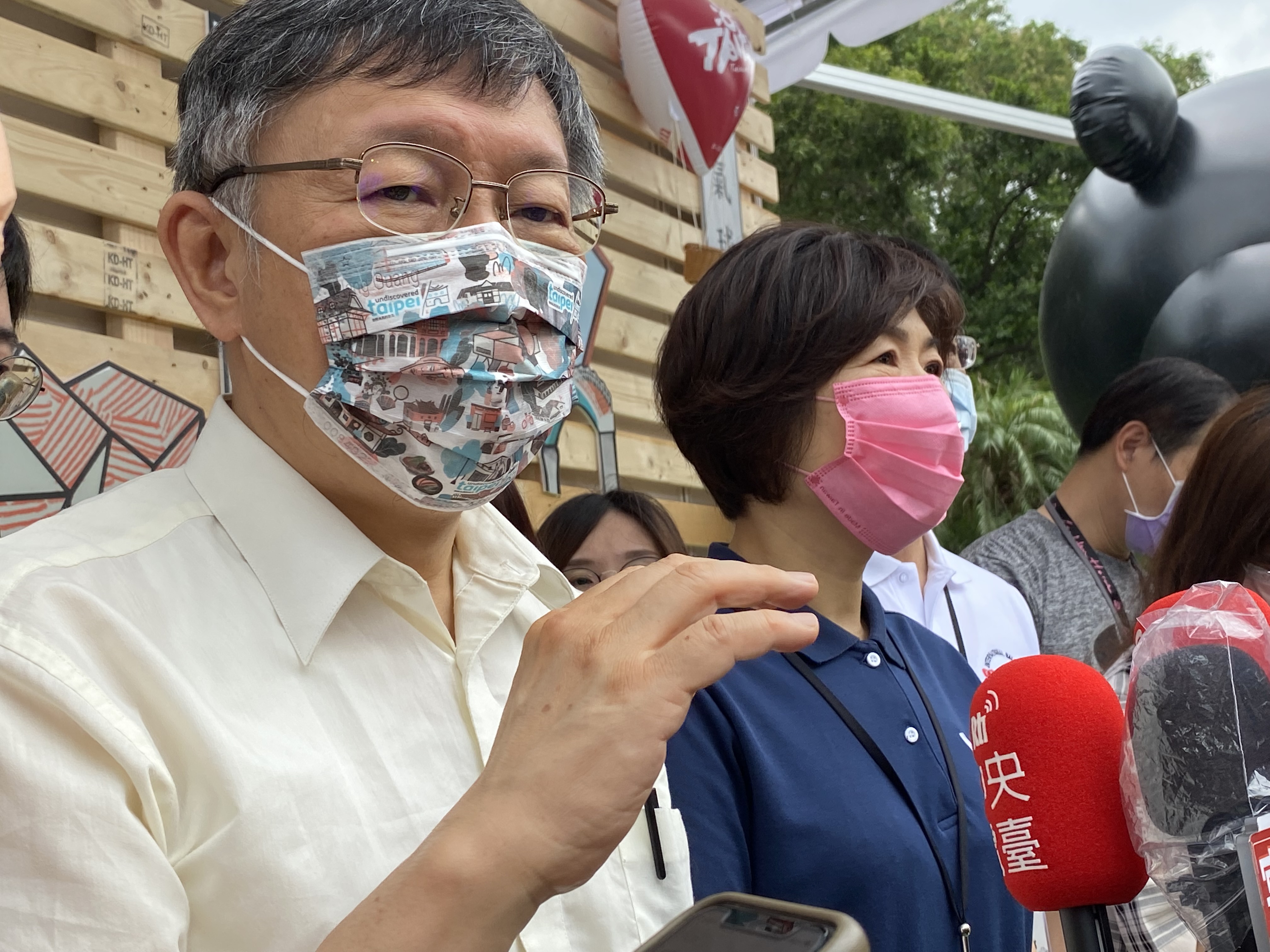 台北市長柯文哲(左)3日攜手台東縣長饒慶鈴(右)簽署雙城合作備忘錄後，接受媒體聯訪，不過對於是否給設籍台北市的奧運金牌王齊麟加碼頒發獎金，遲遲不肯鬆口。(吳琍君攝)