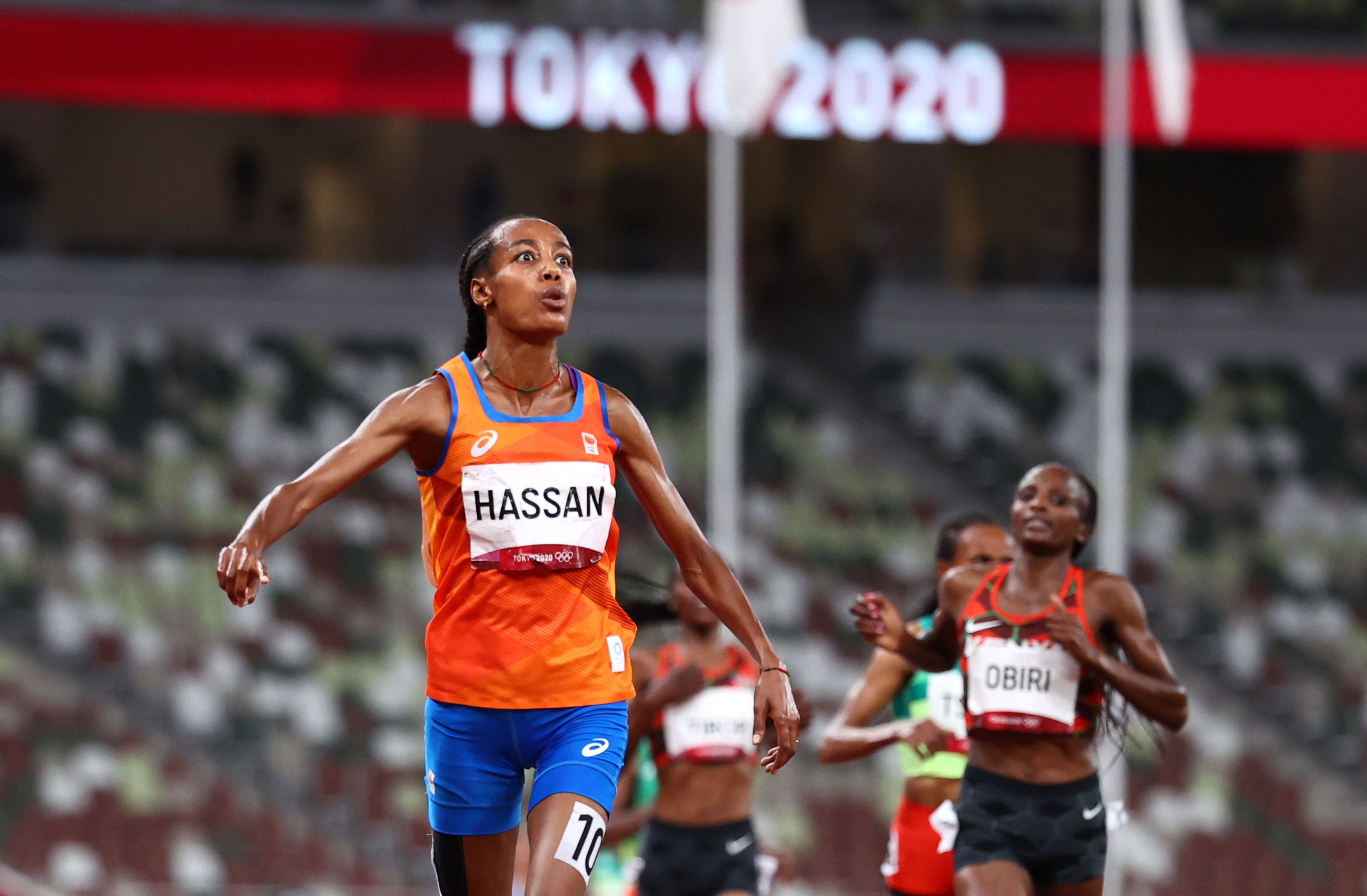 荷蘭長跑選手哈山（Sifan Hassan，前）2日在東京奧運田徑女子5000公尺項目，以14分36秒79拿下金牌。 (RT/達志影像)