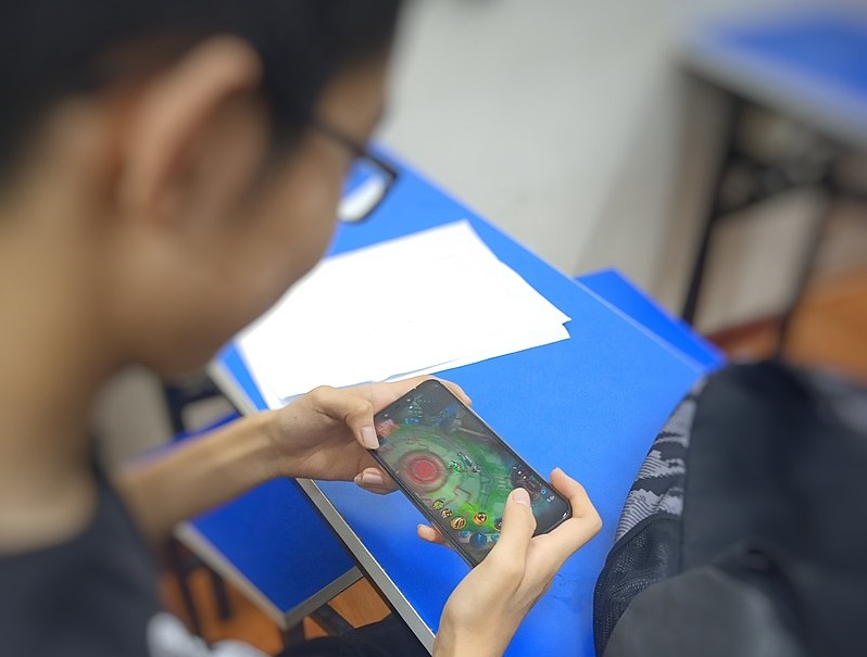 專家指出，政府進一步侵入人們的私生活領域，反映了中國當局的憂慮，害怕失去對年輕一代的控制。(圖：維基百科)