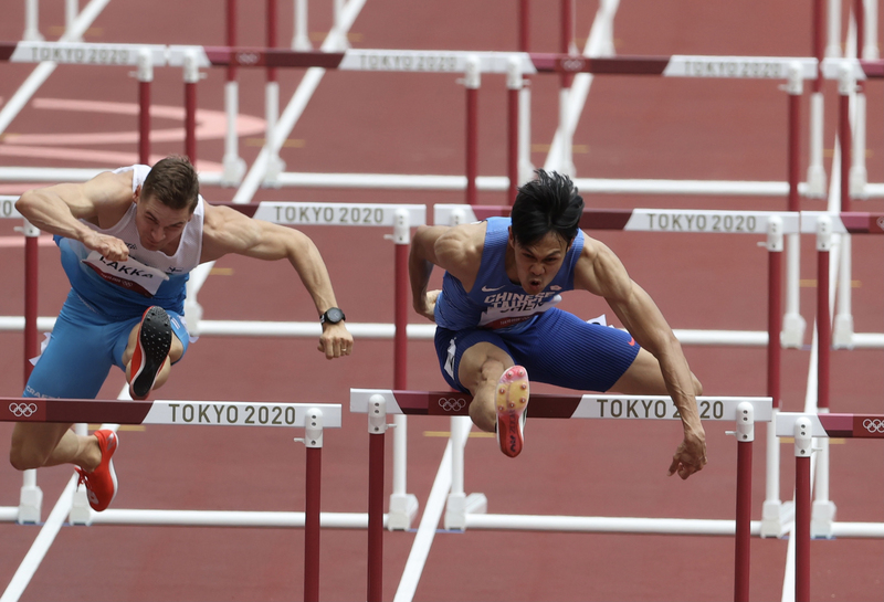 東京奧運男子110公尺跨欄準決賽4日登場，「台灣欄神」陳奎儒（右）前段表現出色，跑出13秒57的成績，分組排名第6。 (圖：中央社)