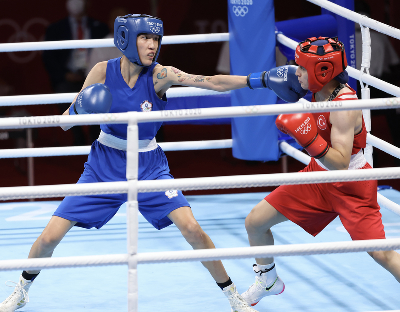 台灣拳擊女將黃筱雯（藍衣）4日在東京奧運女子拳擊51公斤量級4強賽，不敵世界排名第2的土耳其對手，獲得銅牌。圖為黃筱雯控制距離、刺拳攻擊對手。 (圖：中央社)