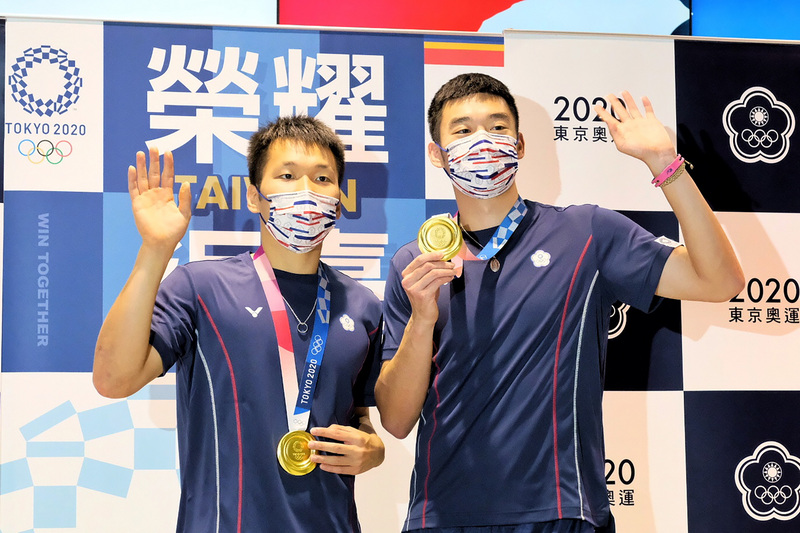 台灣羽球男雙搭檔「麟洋配」王齊麟（右）、李洋（左）奪金，財政部9日表示，可採企業聯盟方式解套，為未來更多受限於公務員身分的運動選手開啟一扇窗。 (圖：中央社)