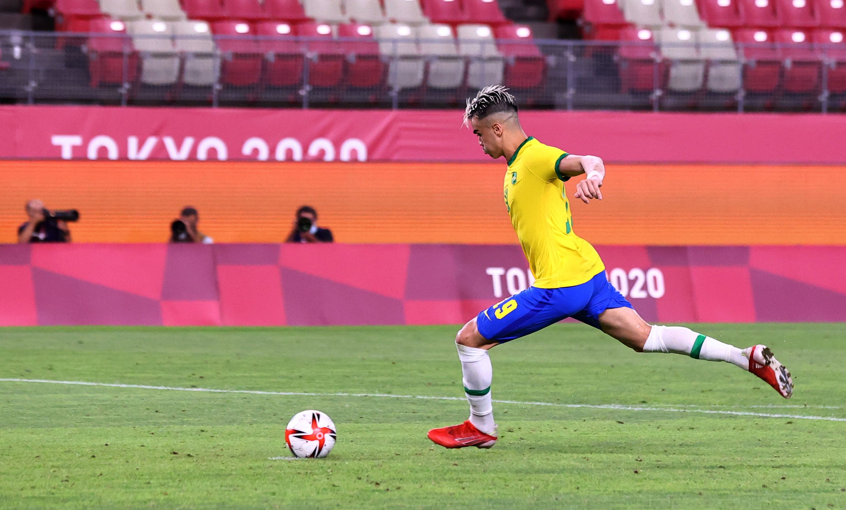 巴西球員雷涅爾（Reinier）一記右腳射門將球送進球門，巴西隊確定拿下勝利。(RT/達志影像)