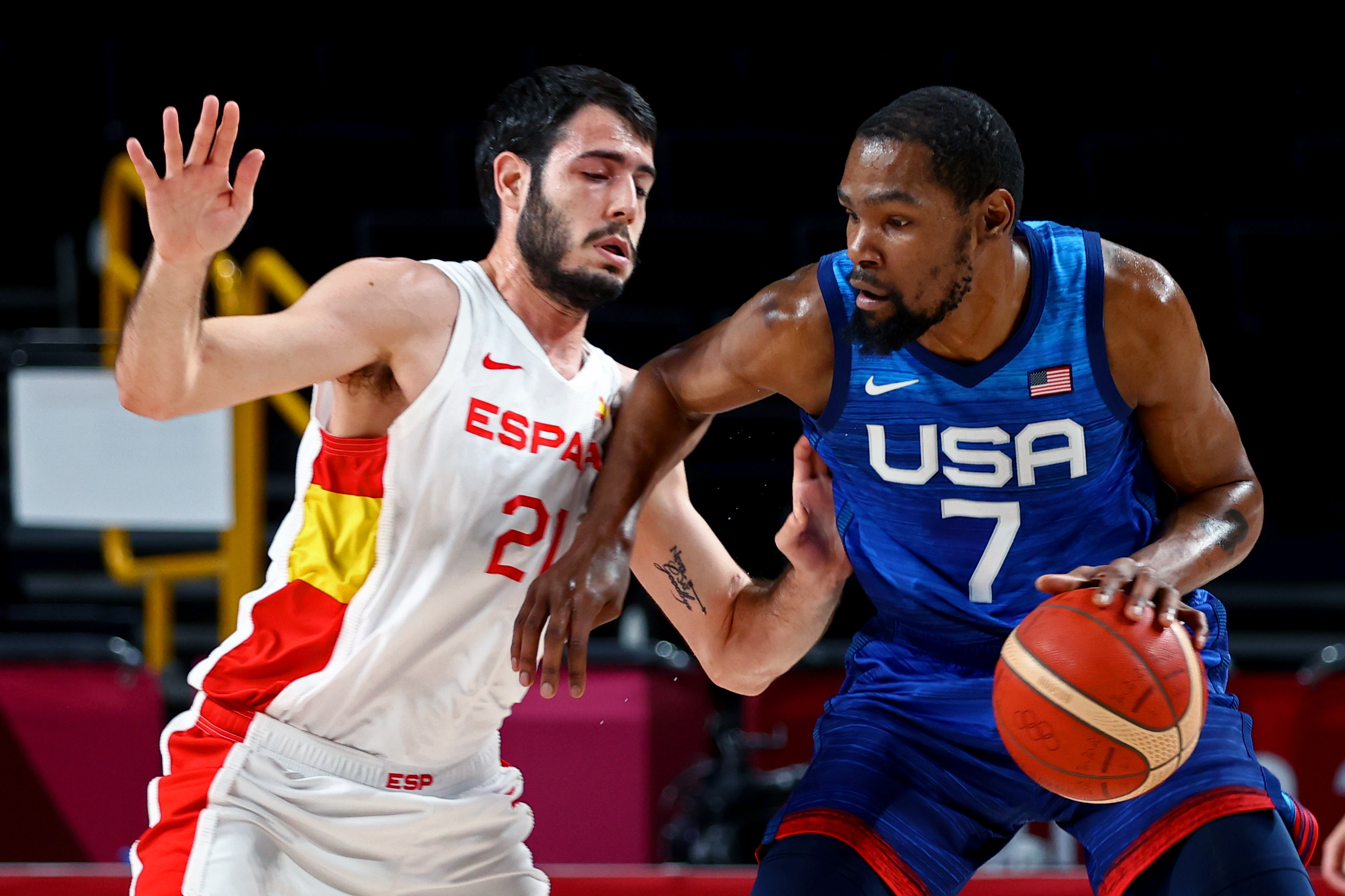 杜蘭特(藍衣)帶動反攻，東奧男籃美擊敗西班牙進4強。 (RT/達志影像)