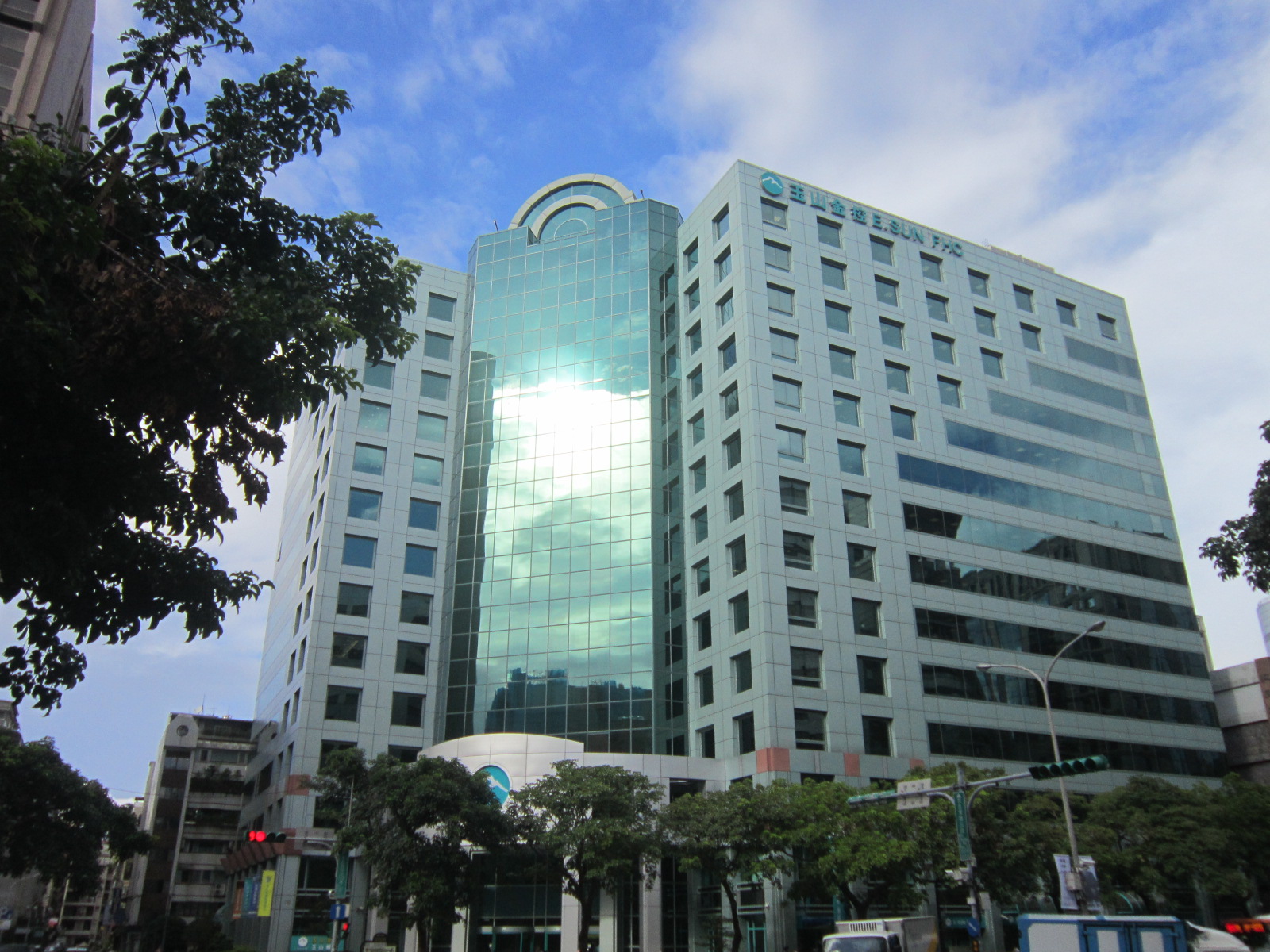 玉山金控4日舉行第二季法說會，董事長黃男州宣布，玉山金控總資產今年6月底正式突破新台幣3兆，為國內16大金控公司，再添一家資產破3兆的金控。(圖:維基百科)