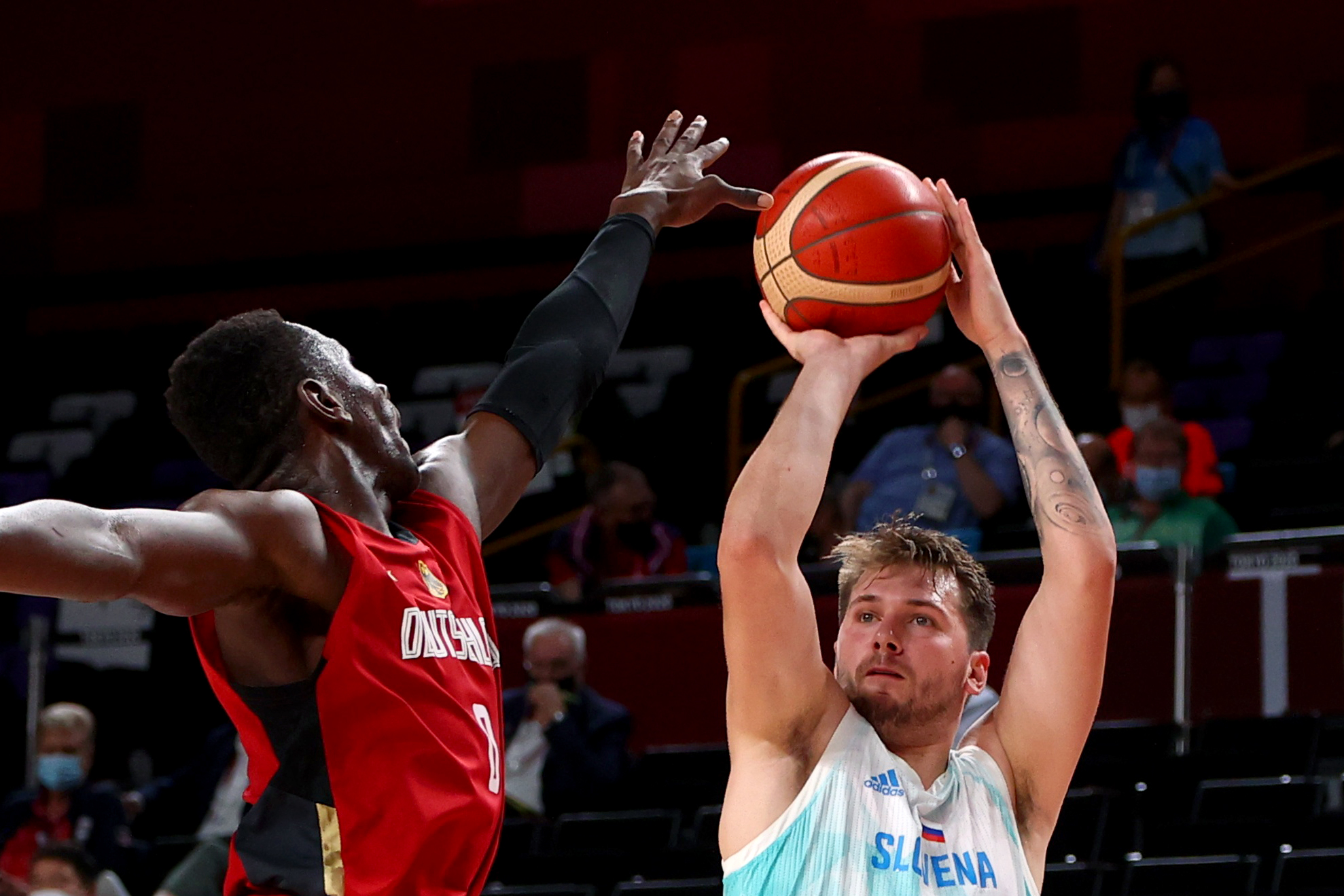 東奧男籃8強賽，斯洛維尼亞(白)以94比70擊敗德國(紅)闖進4強。 (RT/達志影像)