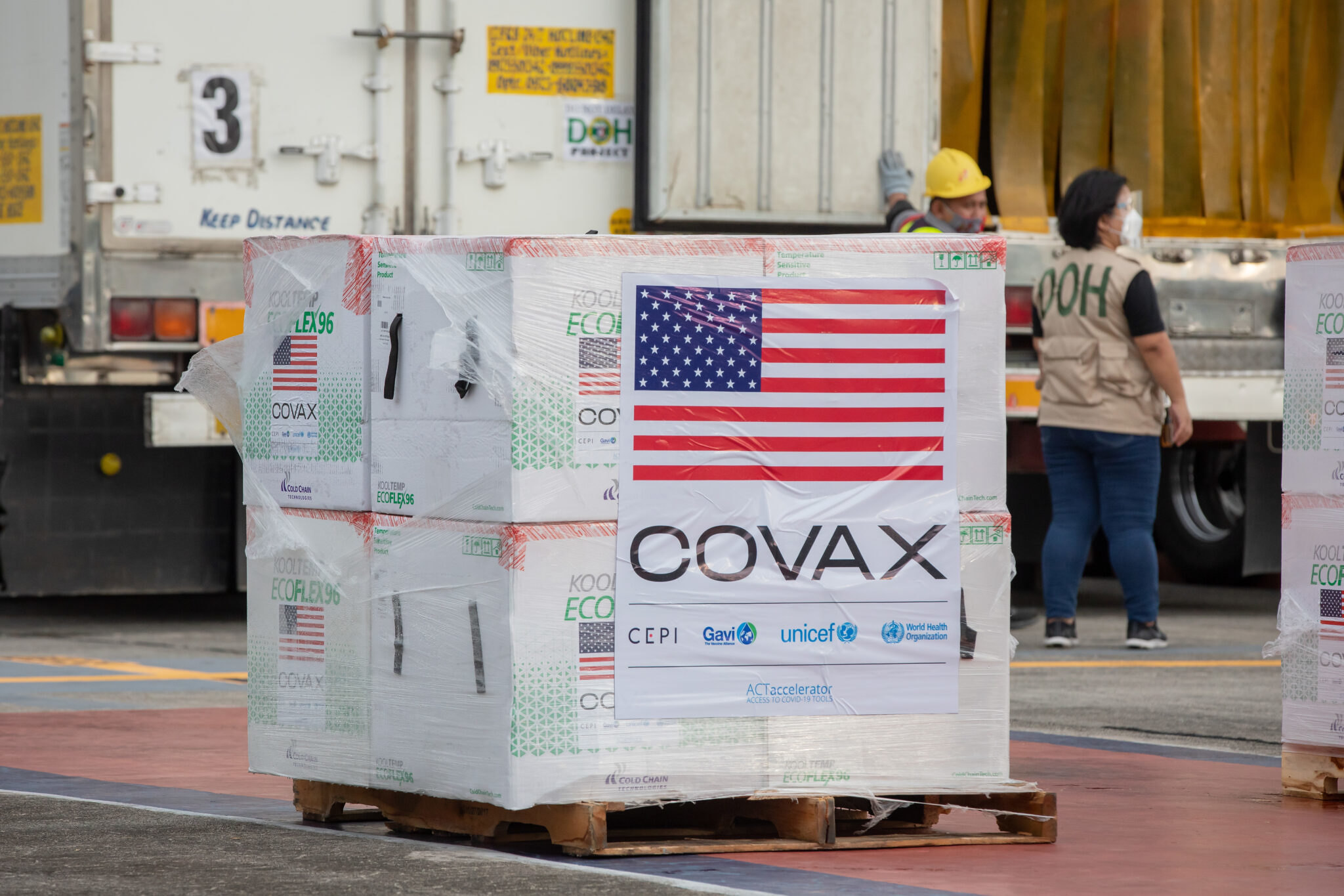 全球疫苗分享計畫「疫苗全球取得機制」(COVAX)設定目標，希望在2022年結束COVID-19疫情大流行的嚴重階段。圖為美國透過COVAX機制捐贈的疫苗。(圖:美國國務院)