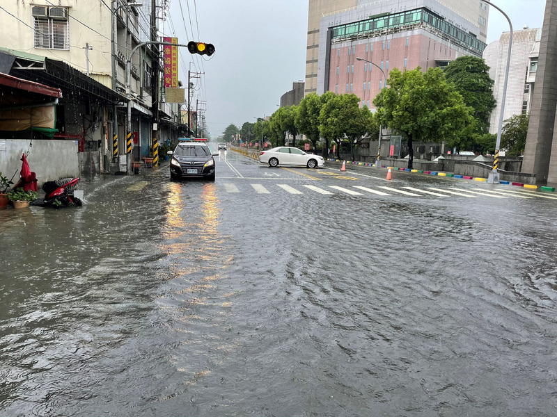 受颱風盧碧外圍環流影響，屏東地區5日降下大雨，逢雨必淹的鹽埔鄉大仁科技大學前維新路再度積水，一度深達20公分。（里港警分局提供） (圖：中央社)