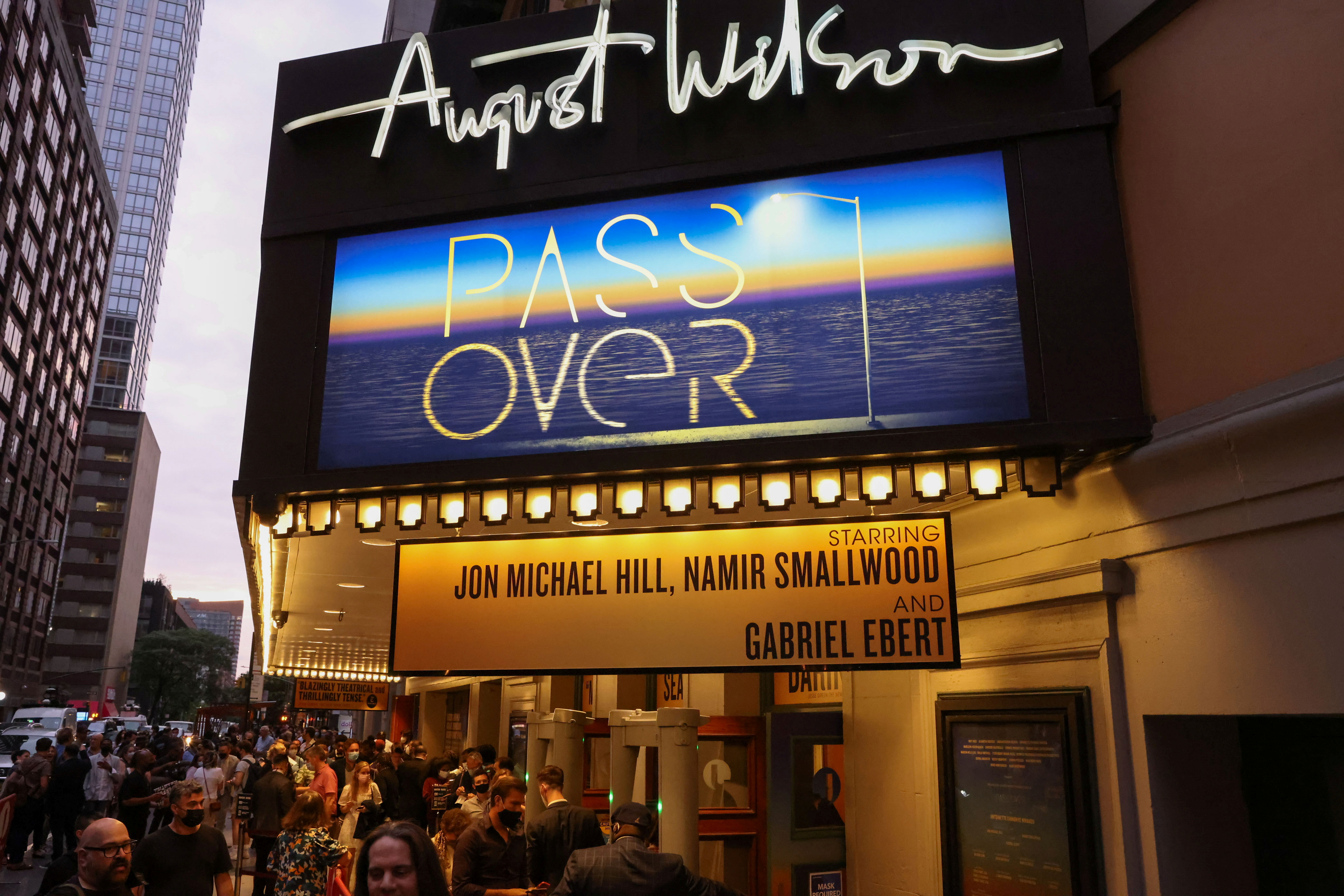 百老匯戲劇「通行證」(Pass Over)，在曼哈頓奧古斯特·威爾遜劇院(August Wilson Theatre)預演。 (RT/達志影像)