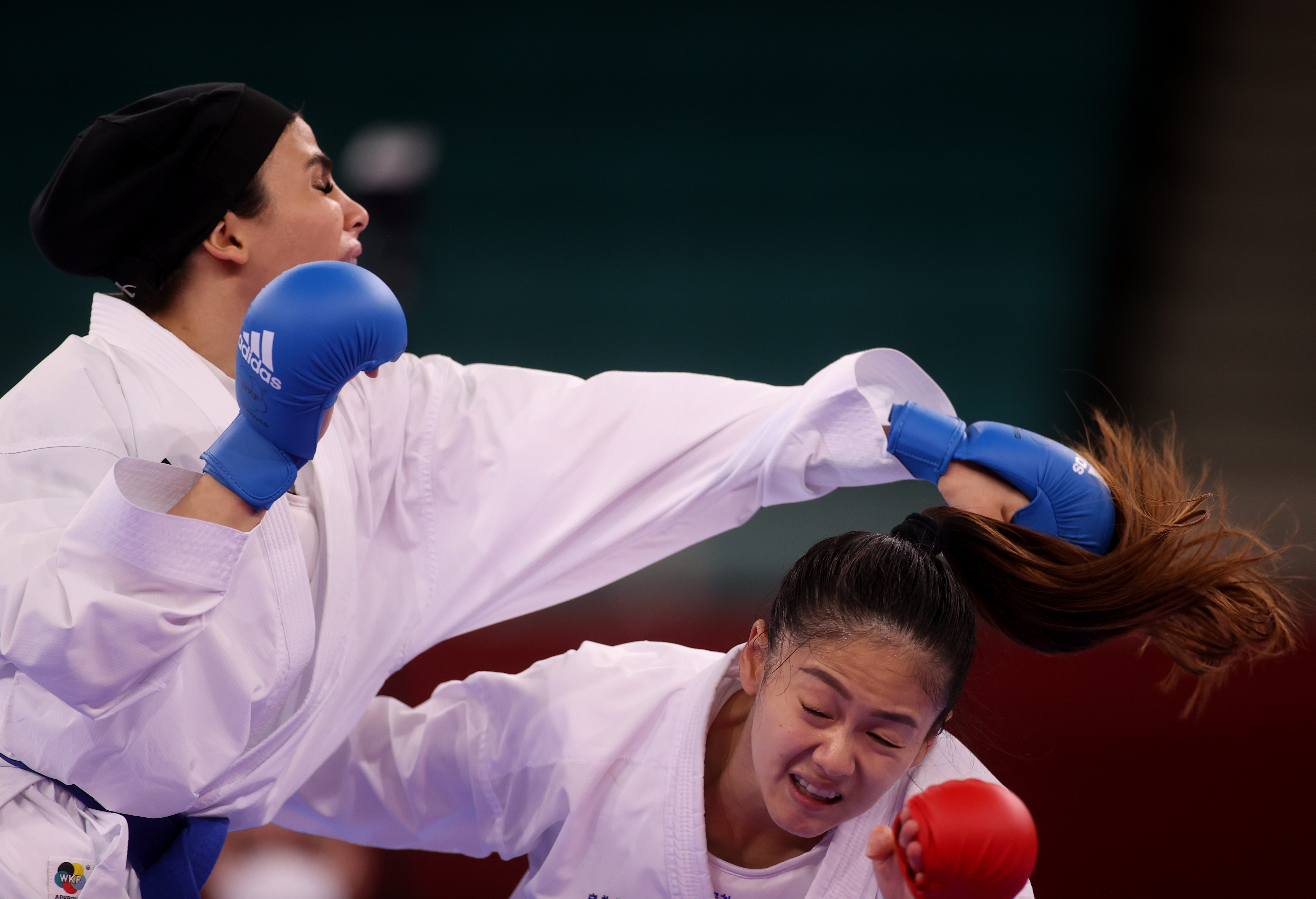 我國空手道好手文姿云5日於女子55公斤級對打循環賽預賽中，第二場對上伊朗選手巴曼亞爾(Sara Bahmanyar)，以5:1獲勝，搶下東奧空手道首場勝利，也拿下預賽2分積分。（路透社/達志影像）