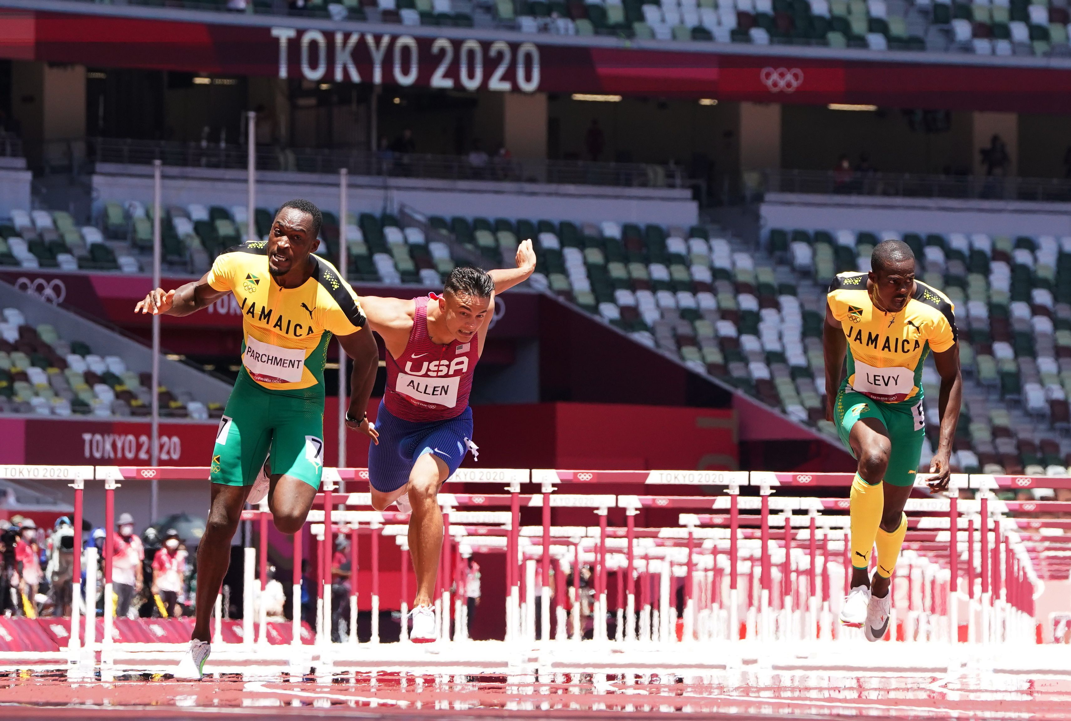 牙買加田徑好手帕奇曼（Hansle Parchment,左）5日在東京奧運男子110公尺跨欄項目勇奪金牌。(RT/達志影像)
