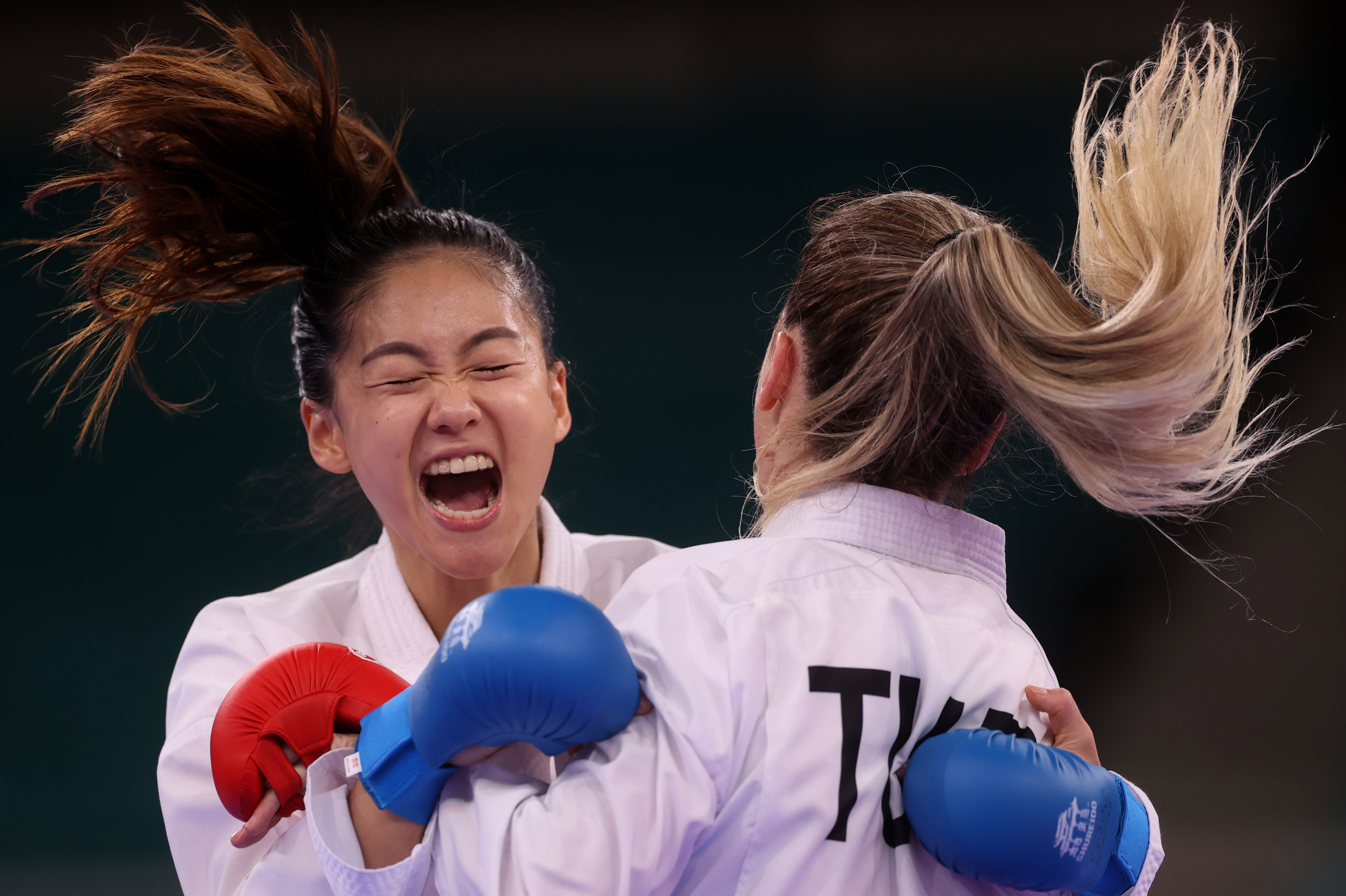 台灣空手道好手文姿云在東京奧運5日空手道小組賽中對決頭號種子土耳其厄茲利克(Serap Ozcelik Arapoglu)，順利再搶下1勝，晉級四強。（路透社/達志影像）