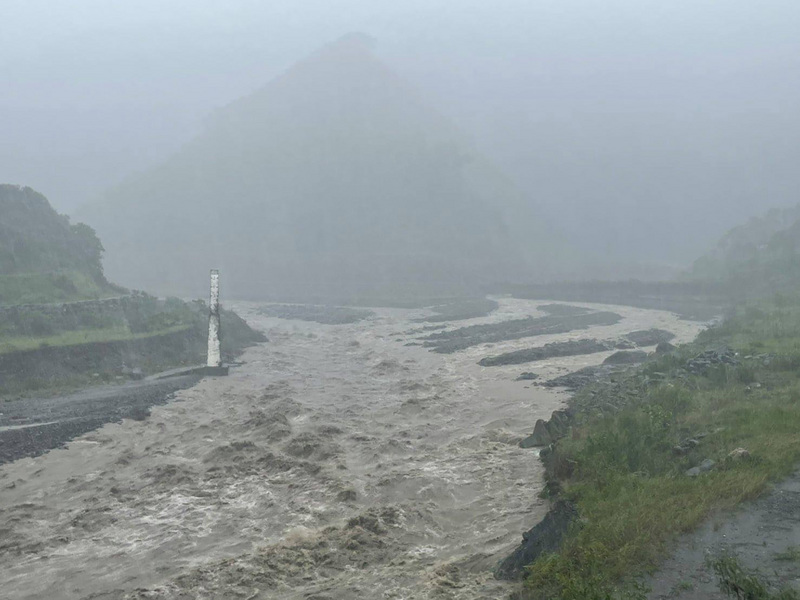屏東縣大雨不斷，來義鄉6日晚間預防性撤離來義村、義林村和丹林村第5鄰村民共152人至位於永久屋的新來義社區收容中心，鄉公所表示，大雨不斷，鄉裡多處土石崩落並沖入路面，來社溪水暴漲，恐影響來義村、義林村等民眾安全。（來義鄉公所提供） (圖：中央社)