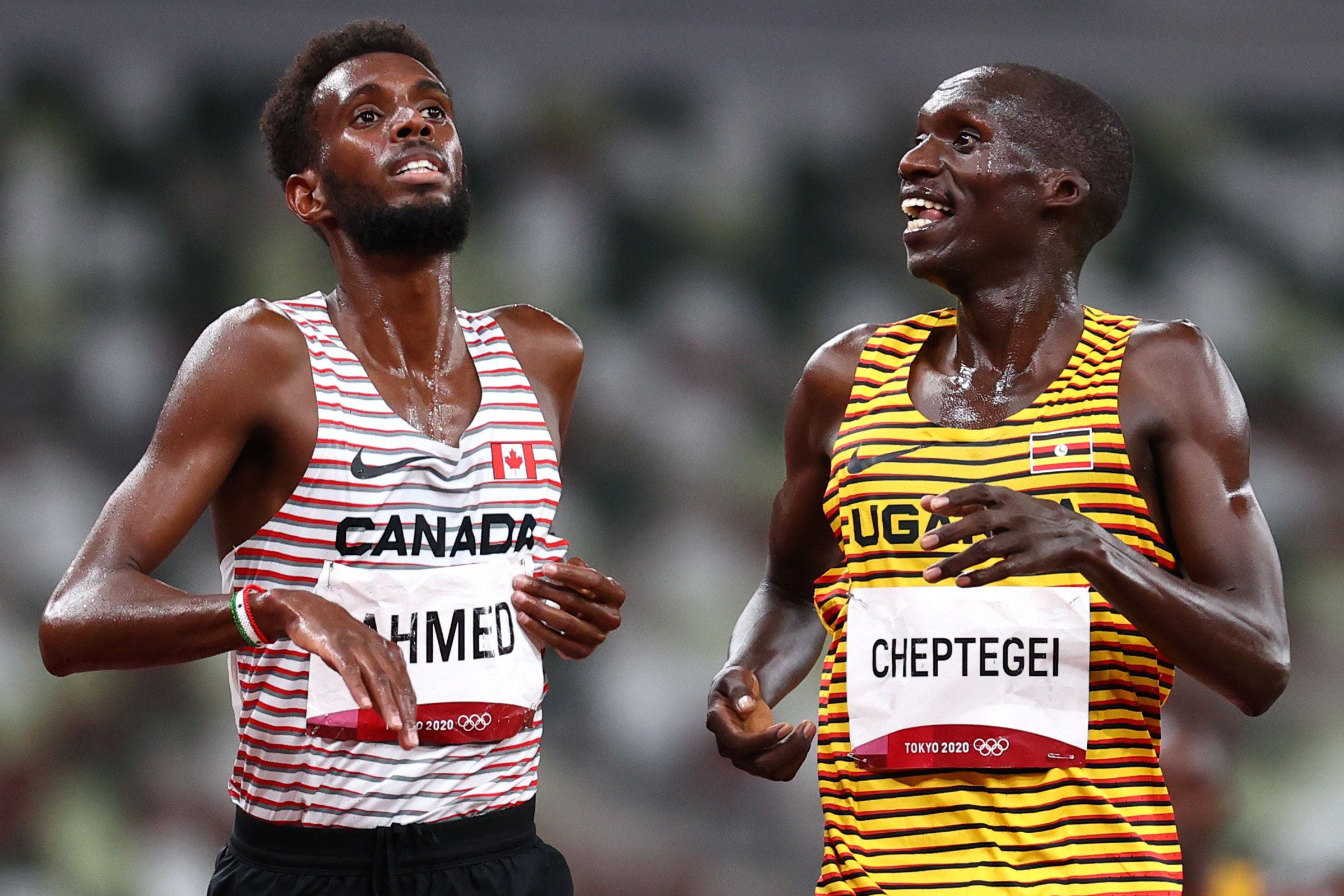 烏干達田徑名將切普特格（Joshua Cheptegei,右）6日在東京奧運男子5000公尺比賽奪金。 (RT/達志影像)