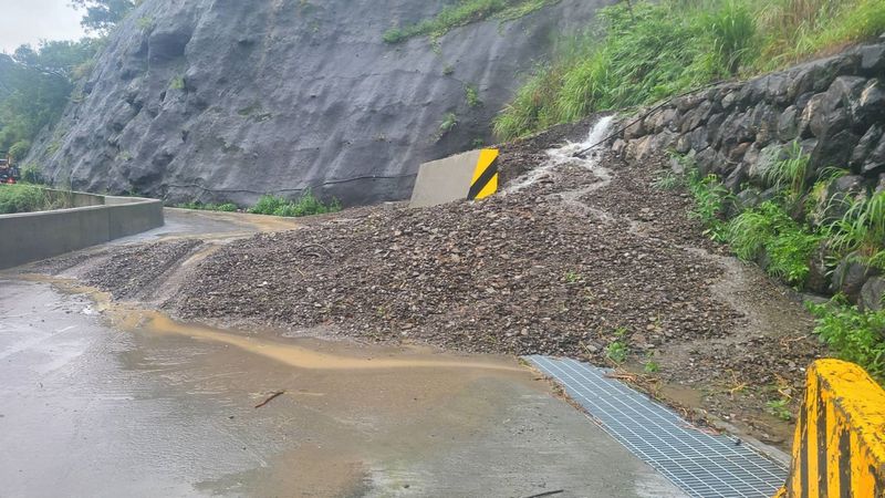 屏東縣7日持續大雨不斷，山區霧台鄉佳暮村截至上午9時20分累積雨量477.5毫米，土石崩落嚴重，阻斷道路，村民已全數撤離下山。（民眾提供） (圖：中央社)