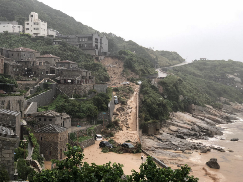 馬祖北竿芹壁村邊坡土石坍塌嚴重，車輛泡泥砂水，並隨坍方邊坡土石滑向道路。（北竿居民提供） (圖：中央社)