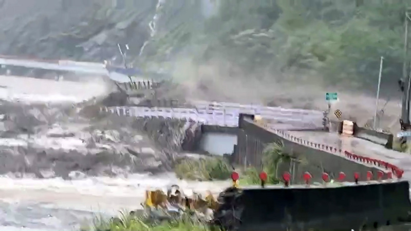 高雄山區大雨狂襲，桃源區明霸克露橋原連結南部橫貫公路復興及勤和等地，7日下午被暴漲且夾雜土石的荖濃溪溪水沖斷，路過民眾拍下驚悚瞬間，所幸無人受傷。（民眾提供） (圖：中央社)