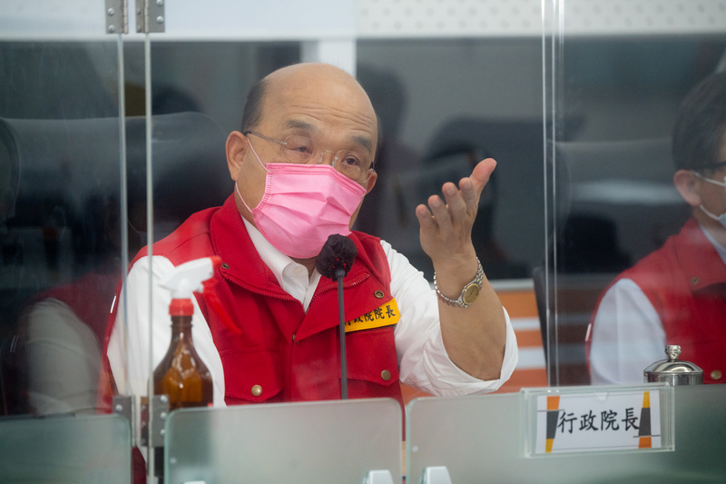 行政院長蘇貞昌前往中央災害應變中心視察，瞭解各部會防颱整備情況。(資料照／行政院提供／中央社)