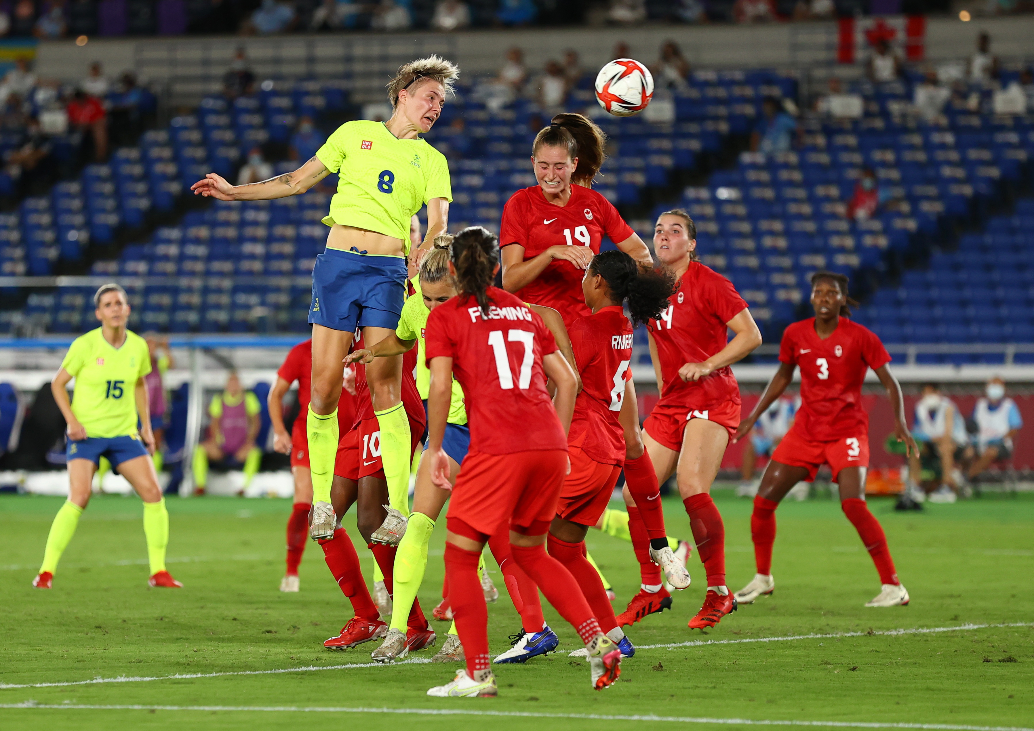 東京奧運女子足球決賽6日晚間登場，加拿大(紅)在PK大戰以3比2驚險戰勝瑞典奪金。 (RT/達志影像)