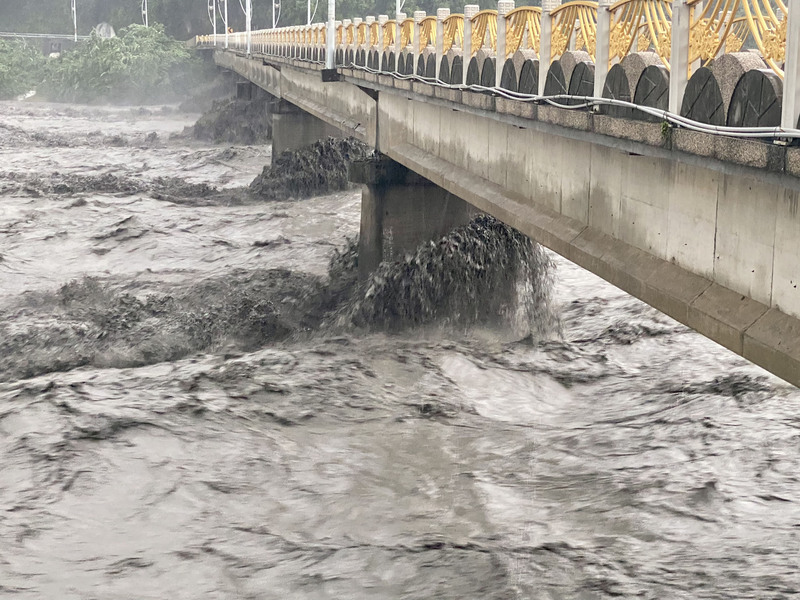 氣象局8日表示，晚間高屏地區降雨會趨緩。圖為屏東三地門大橋新橋及舊橋都溪水暴漲封閉。(三地門鄉公所提供)