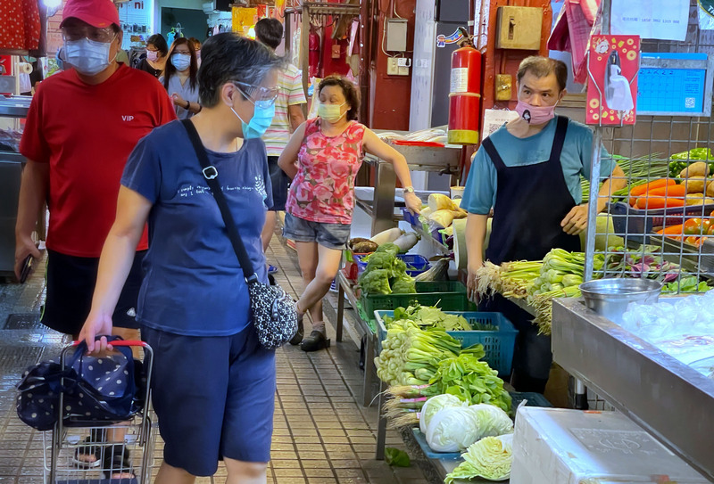 台北市市場處表示，近日西南氣流帶來連日豪雨，重創中南部產區，8日蔬果均量減價揚，已要求北農公司啟動購貯蔬菜調節供應緩和價格波動計畫。圖為民眾前往內湖傳統市場採買。 (圖：中央社)
