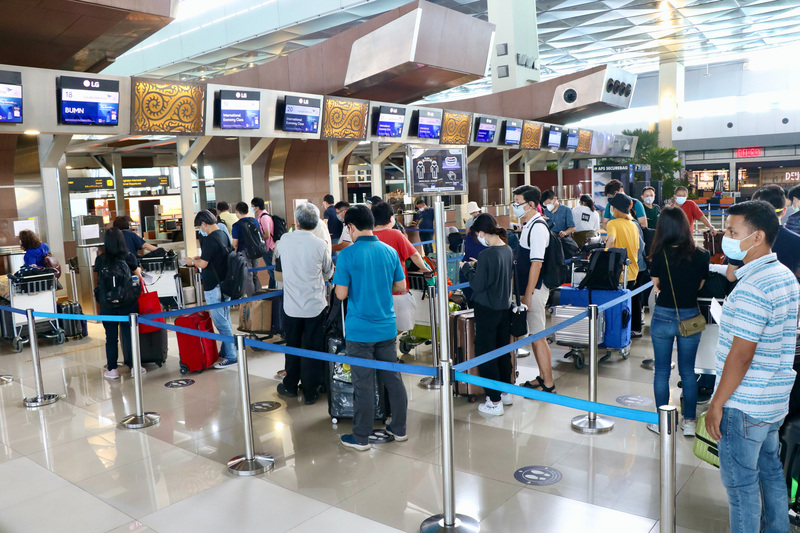 因疫情影響航班而滯留印尼的台僑8日搭乘包機返鄉，這班737-800航班開放120個座位，訂位很快就客滿。 (圖：中央社)